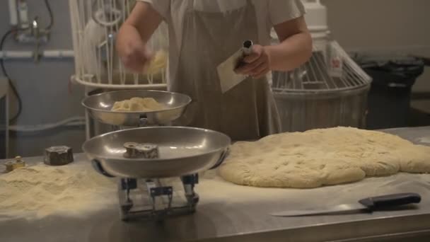 Шеф-повар взвешивает тесто на весах — стоковое видео