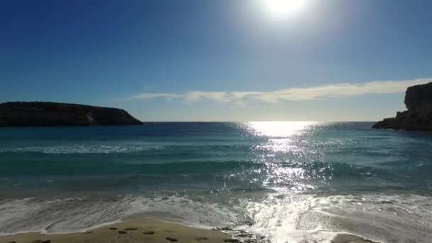 Surface de l'eau autour de l'île de Lampedusa — Video