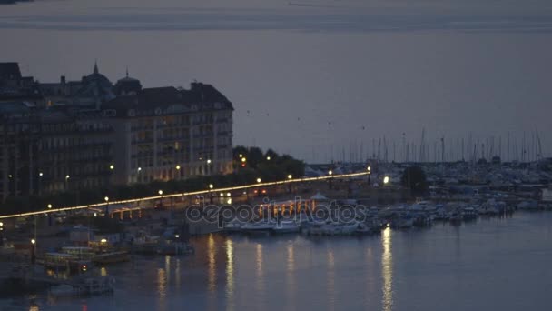 Natt stad med biltrafik — Stockvideo