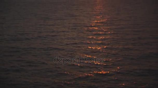 Coucher de soleil sur mer calme  
