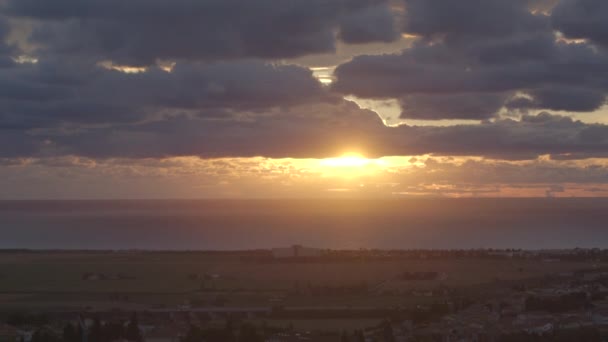 Prachtige zonsondergang in de zomer — Stockvideo