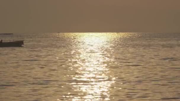 穏やかな海でボートでの夜明け — ストック動画