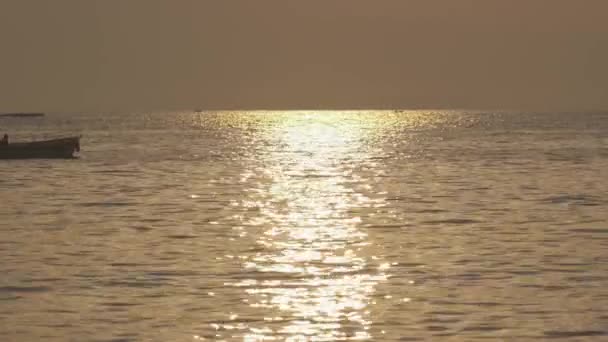 Barco en mar tranquilo al amanecer — Vídeos de Stock