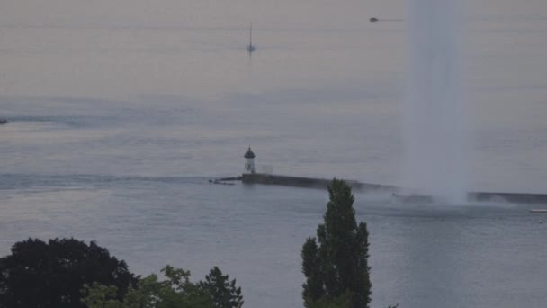 Fuente de agua explorando en el lago — Vídeos de Stock