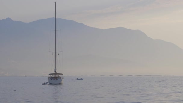 Barca a vela galleggiante sulla superficie dell'acqua — Video Stock