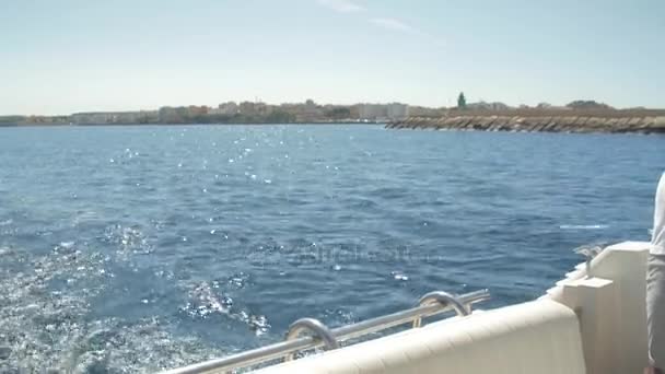 Man fiskar på segelbåt — Stockvideo