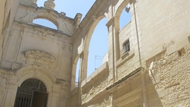 Monumento en una pequeña ciudad — Vídeo de stock