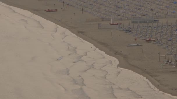 Luftaufnahme der Gezeiten am leeren Strand — Stockvideo