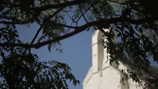 Stary budynek z wieżą — Wideo stockowe