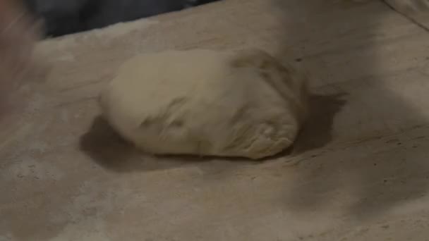 피자용 반죽을 준비하는 요리사 — 비디오