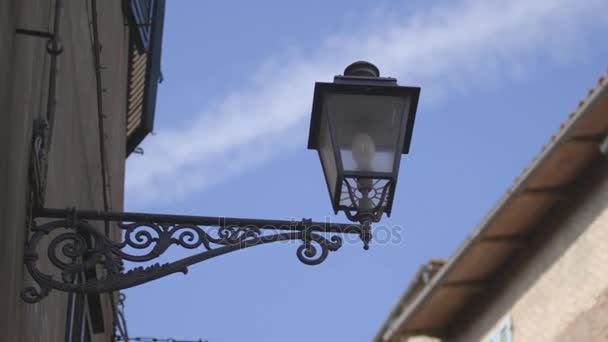 Eski moda şehir sokak lambası — Stok video