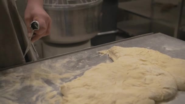 Шеф-кухар важить тісто на вагах — стокове відео