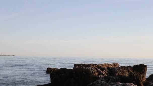 Grote rotsen in de kalme zee — Stockvideo