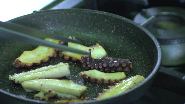 Шеф-повар жарит осьминога — стоковое видео