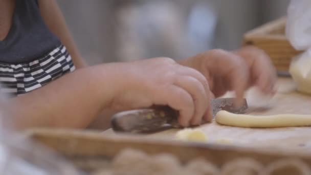Женщина режет тесто — стоковое видео