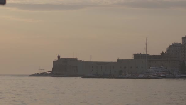 Hamnen vid havet och fästningen — Stockvideo