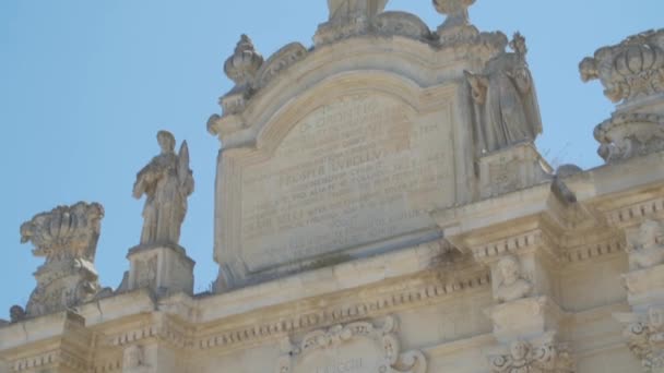 Vieux bâtiment avec statues — Video