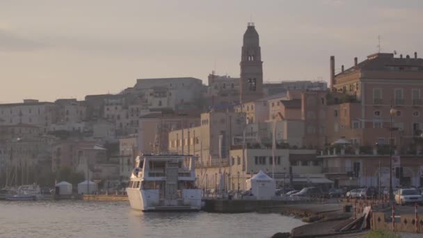 Costa marítima com edifícios — Vídeo de Stock