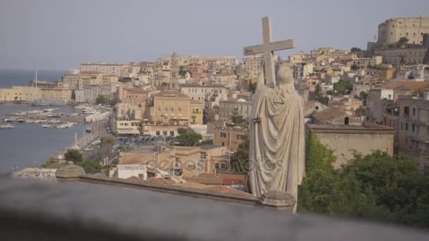 Вид сзади на статую Иисуса — стоковое видео