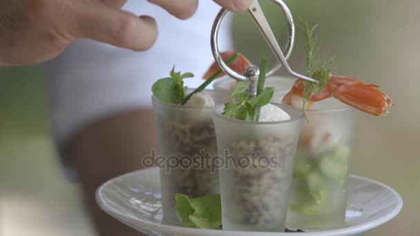 Kocken dekorera snacks i glas — Stockvideo