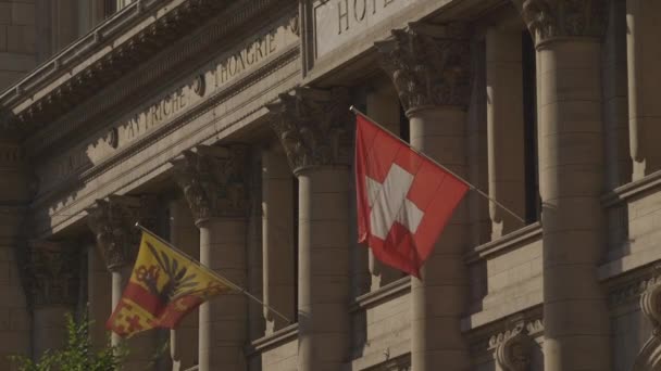 Fahnen wehen am Gebäude — Stockvideo