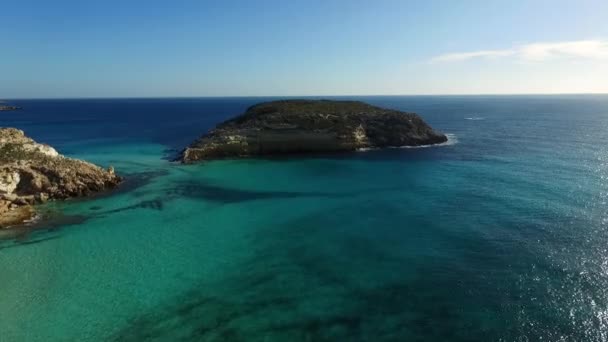 Powierzchni wody wokół wyspy Lampedusa — Wideo stockowe