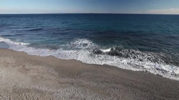 Хвилі котиться на пляжі — стокове відео