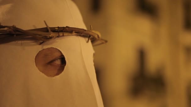 Человек в белой маске — стоковое видео
