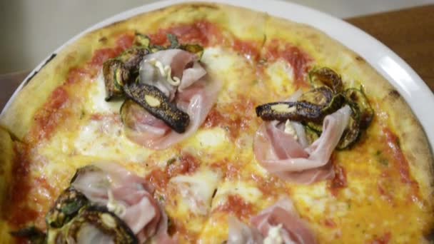 Pizza al forno sul piatto — Video Stock