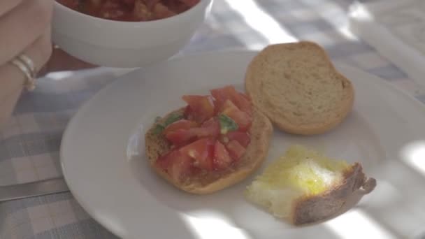 Hände nehmen Tomatenstücke — Stockvideo