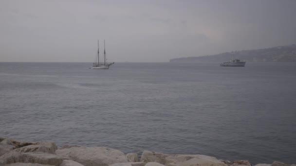 Yate y barco driffting en la superficie del agua — Vídeos de Stock