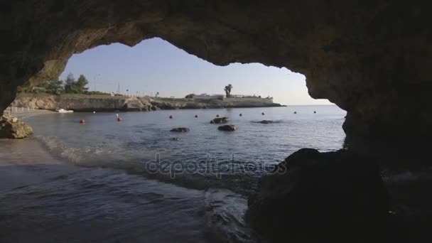查看从海滩上的洞穴 — 图库视频影像