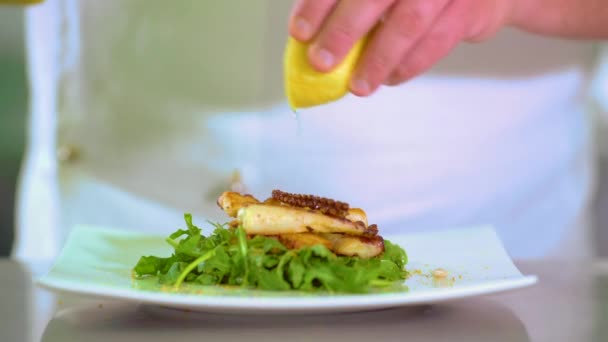 Шеф-повар сжимает лимон — стоковое видео