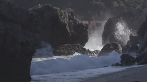 Onde che si precipitano al largo — Video Stock