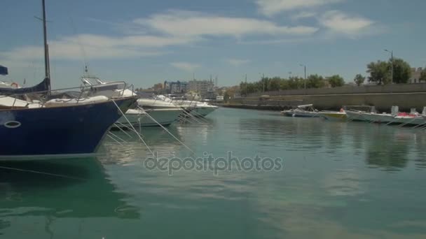 Парусные лодки на берегу моря — стоковое видео