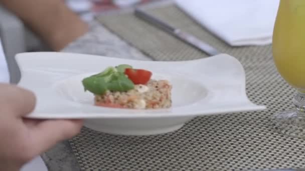 Garson kadın için yemek servisi — Stok video