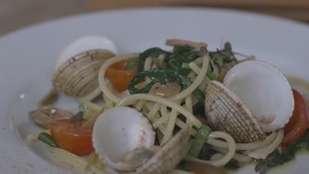 Mozgó nézet spagetti kagylóval — Stock videók