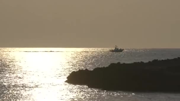 Лодка в спокойном море на рассвете — стоковое видео