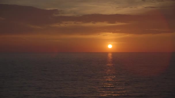 Puesta de sol sobre el mar tranquilo — Vídeo de stock
