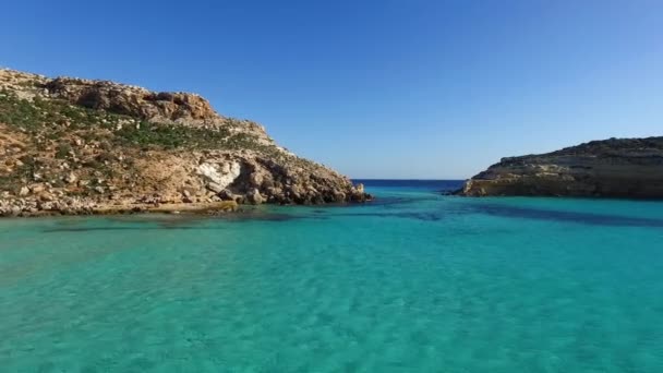 Вода поверхня навколо острова на острові Лампедуза — стокове відео