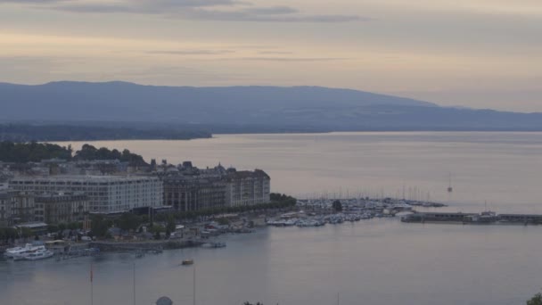 Ciudad en la costa durante la puesta del sol — Vídeos de Stock