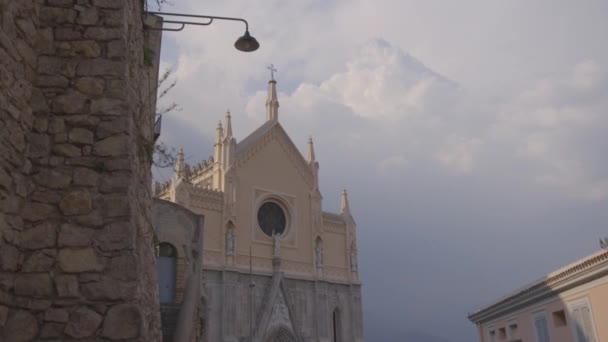 Fasad av katolsk kyrka — Stockvideo
