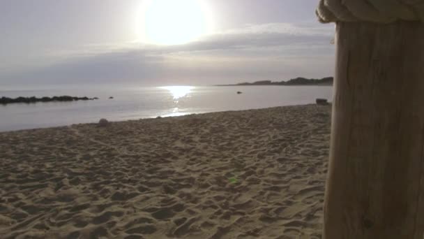 Plaj ve deniz gün batımında — Stok video