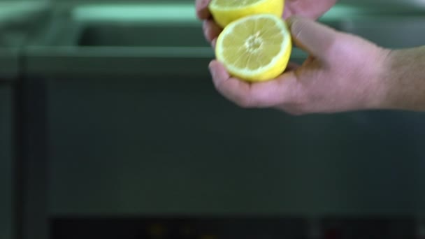 Mužské ruce držící Rozpůlené citron — Stock video