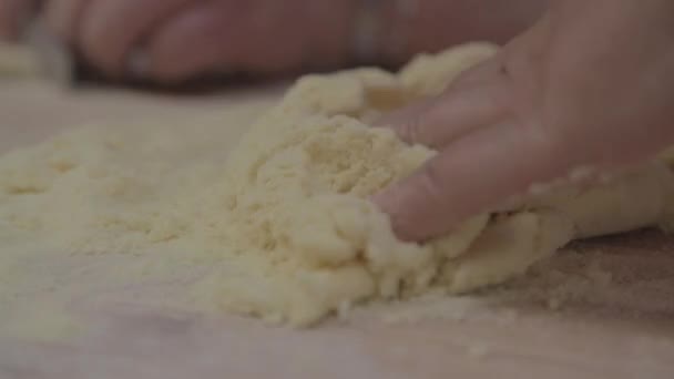 Шеф-повар готовит тесто для пиццы — стоковое видео