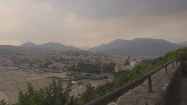 Paisagem com montanhas e edifícios — Vídeo de Stock