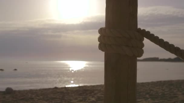 Strand und Meer bei Sonnenuntergang — Stockvideo