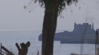 Mare Deniz kıyısında