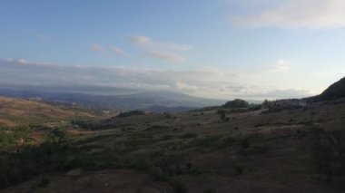 Basilicata tepelerde ile manzara