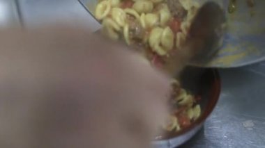 et makarna domates koyarak Şef